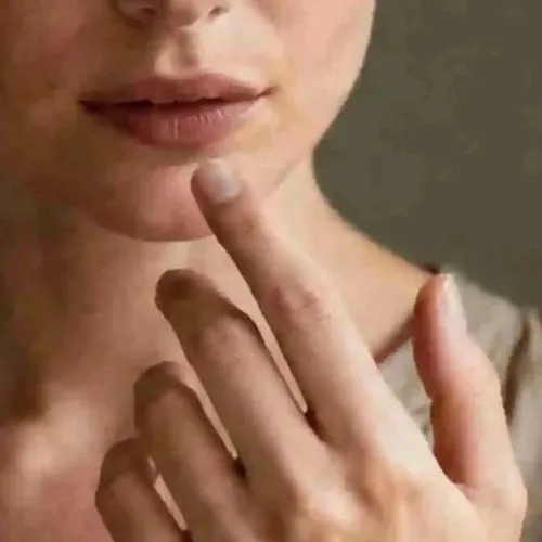 a woman in dilemma about her ring size