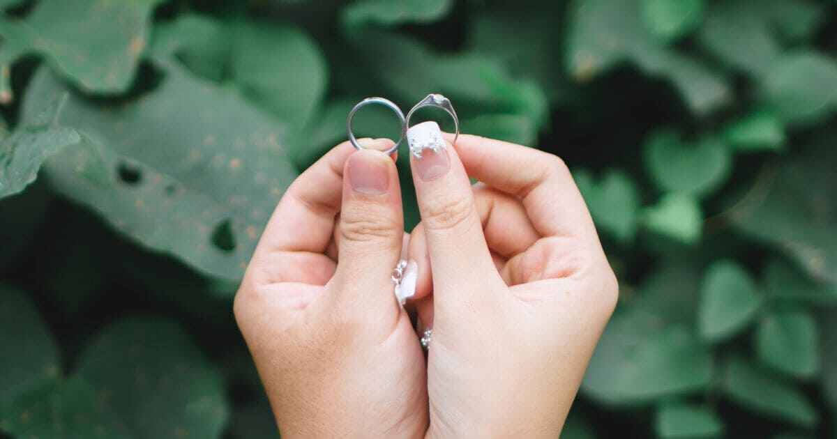 Comparison between narrow and wide ring bands showing fit difference